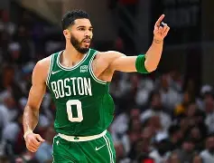 爱游戏官网-塔图姆在IG比赛中出色防守，反败为胜引发热议！